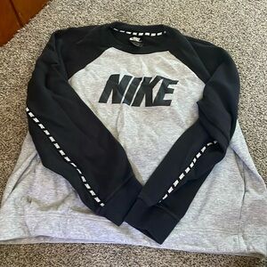 Nike crew neck with pockets!